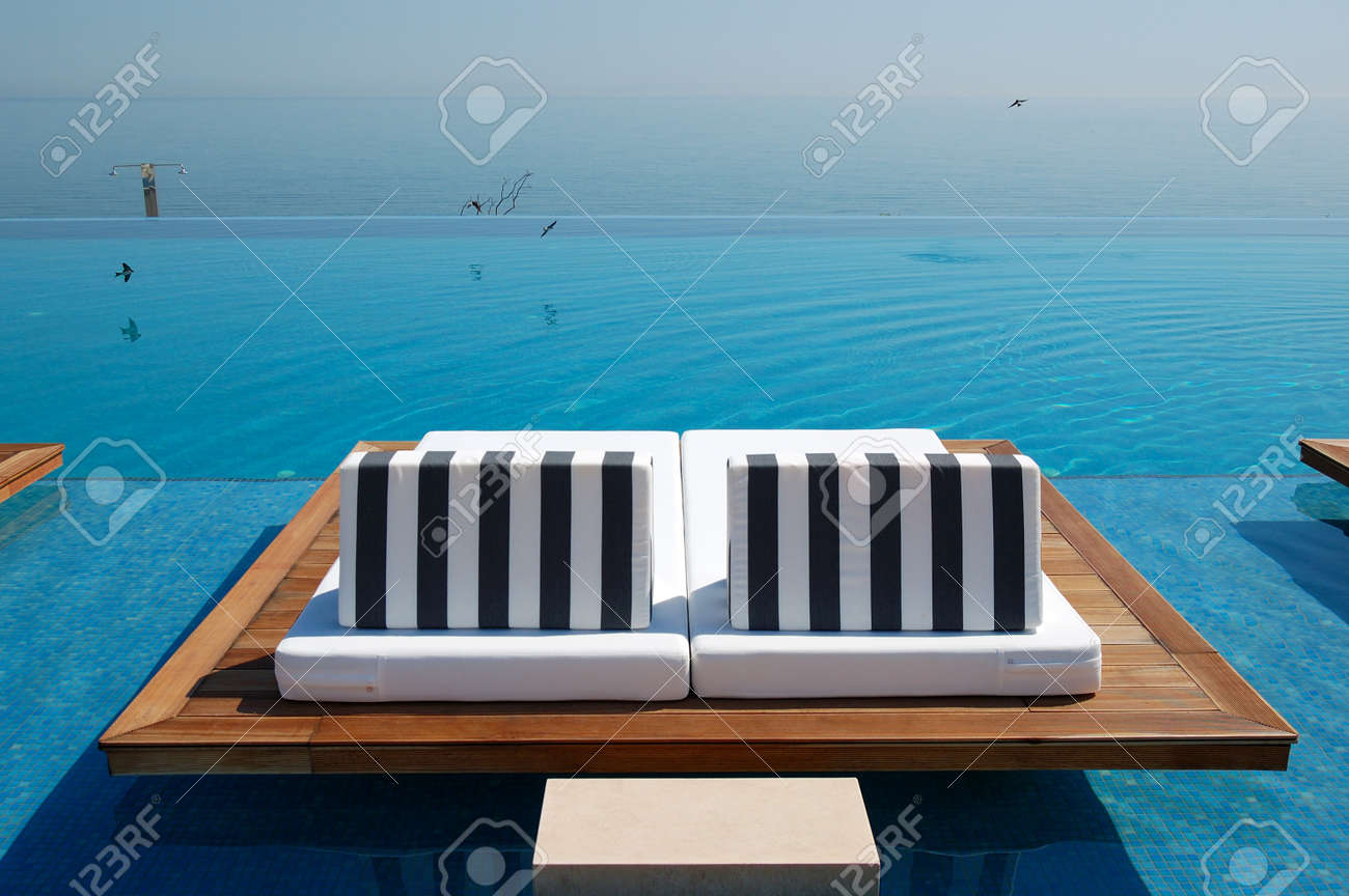 Piscine à Débordement Près De La Plage à Lhôtel De Luxe Moderne Pieria En Grèce