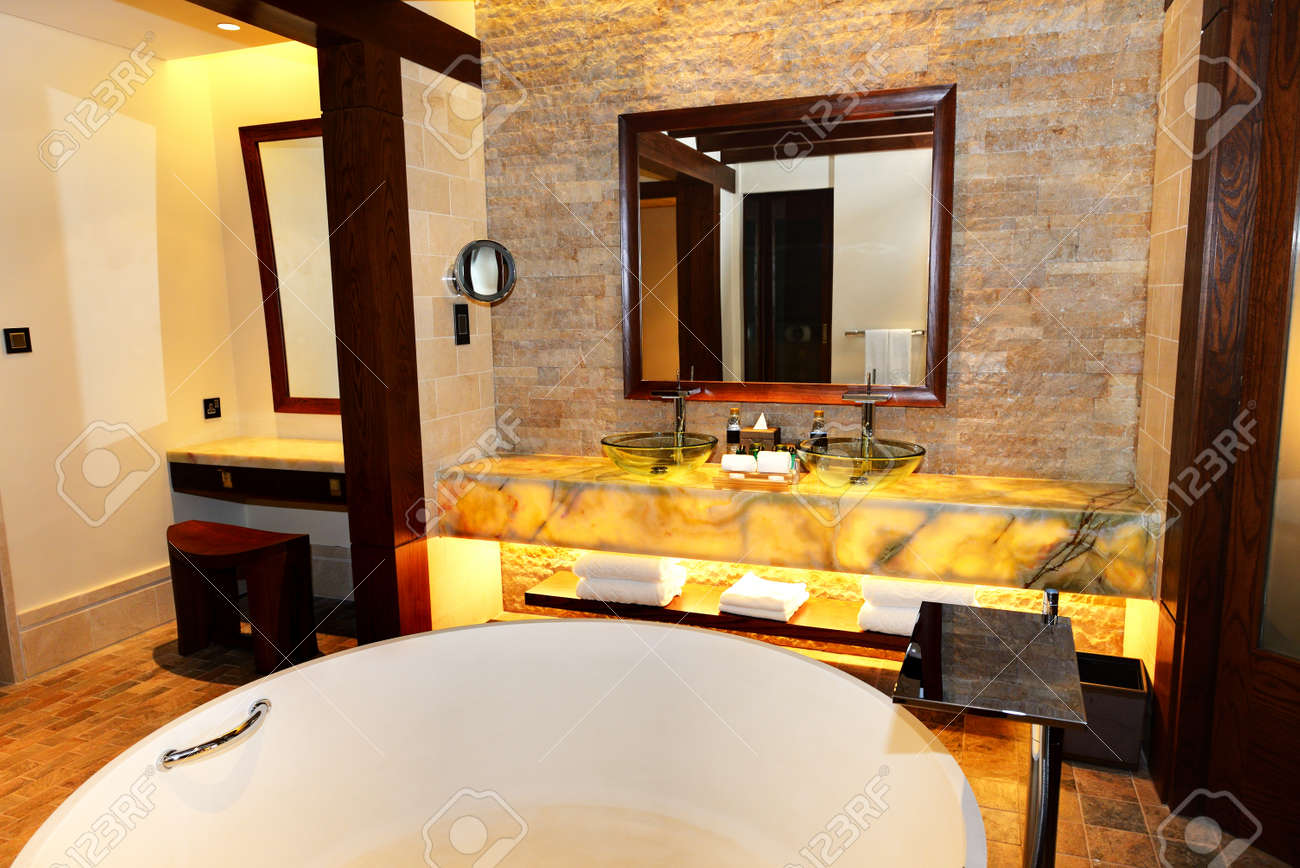 Cuarto De Baño En El Moderno Hotel De Lujo, Dubai, Emiratos Árabes ... Cuarto De Baño En El Moderno Hotel De Lujo, Dubai, Emiratos Árabes ...