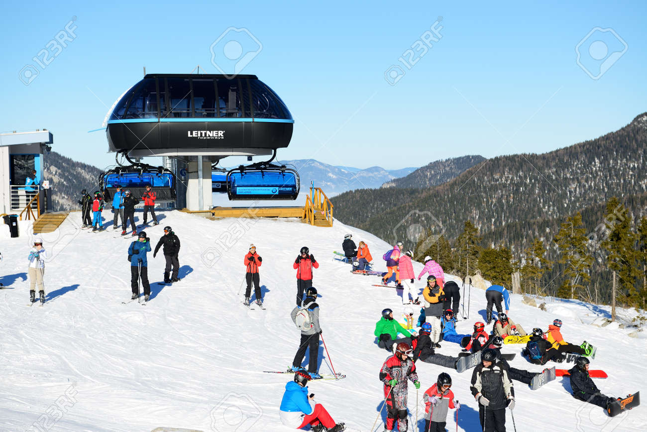 ジャスナ スロバキア 1 月 23 日 スキーヤーとジャスナ低タトラ山脈の索道駅 17 年 1 月 23 日 スロバキア ヤスナのゲレンデの 49 キロでスロバキア最大のスキー リゾートです の写真素材 画像素材 Image