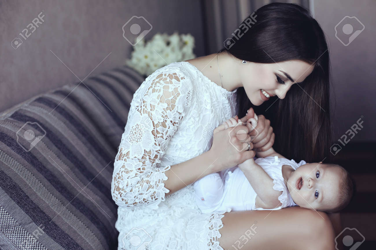 Tendre Photo De La Belle Mere Aux Cheveux Noirs Luxueux Et Son Petit Bebe Mignon Banque D Images Et Photos Libres De Droits Image