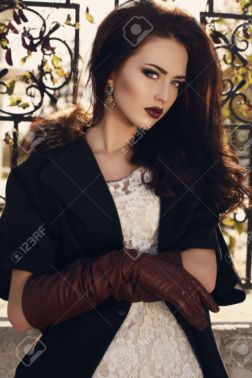 ファッション毛皮と革手袋でエレガントなコートを着ている黒髪のおしとやかな美女の屋外写真 の写真素材 画像素材 Image