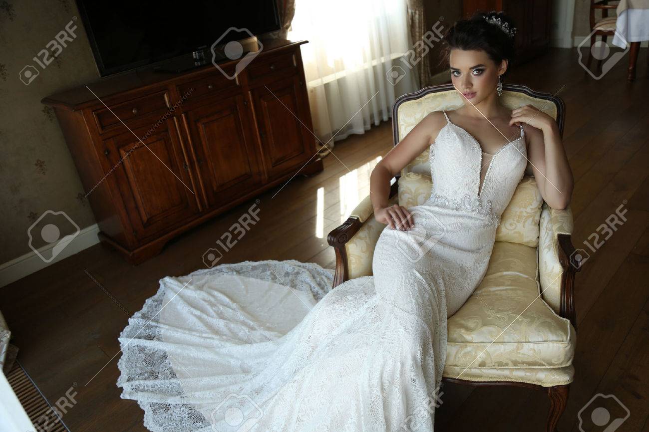 Mode Interieur Foto Von Wunderschönen Braut In Luxuriöse Brautkleid ... Mode Interieur Foto Von Wunderschönen Braut In Luxuriöse Brautkleid ...