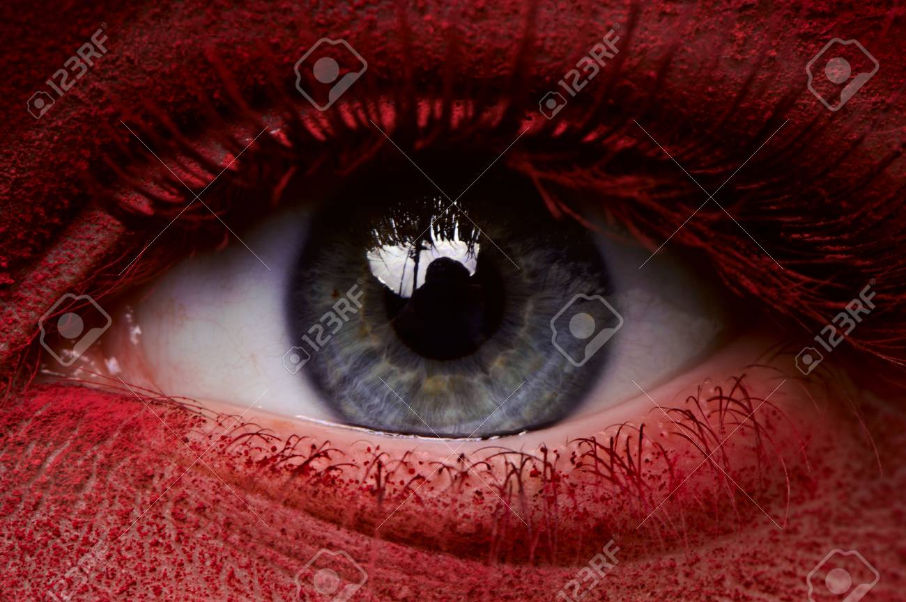 Gros Plan Oeil De Beaute Avec De La Peinture Rouge Fonce Sur La Peau Banque D Images Et Photos Libres De Droits Image Gros Plan Oeil De Beaute Avec De La Peinture Rouge Fonce Sur La Peau Banque D Images Et Photos Libres De Droits Image