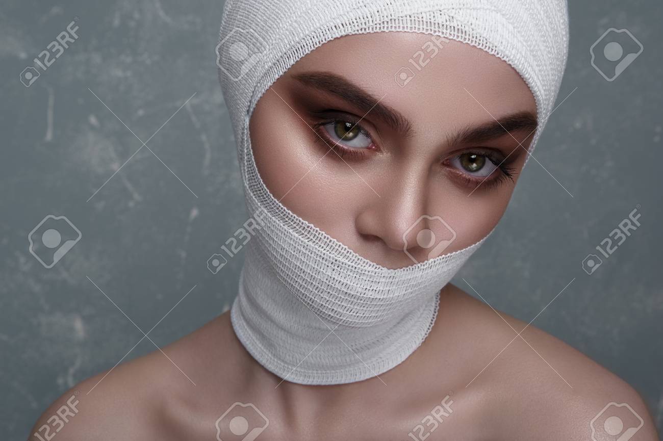 彼女の顔に医療包帯で美容女性モデル の写真素材 画像素材 Image 彼女の顔に医療包帯で美容女性モデル の写真素材 画像素材 Image