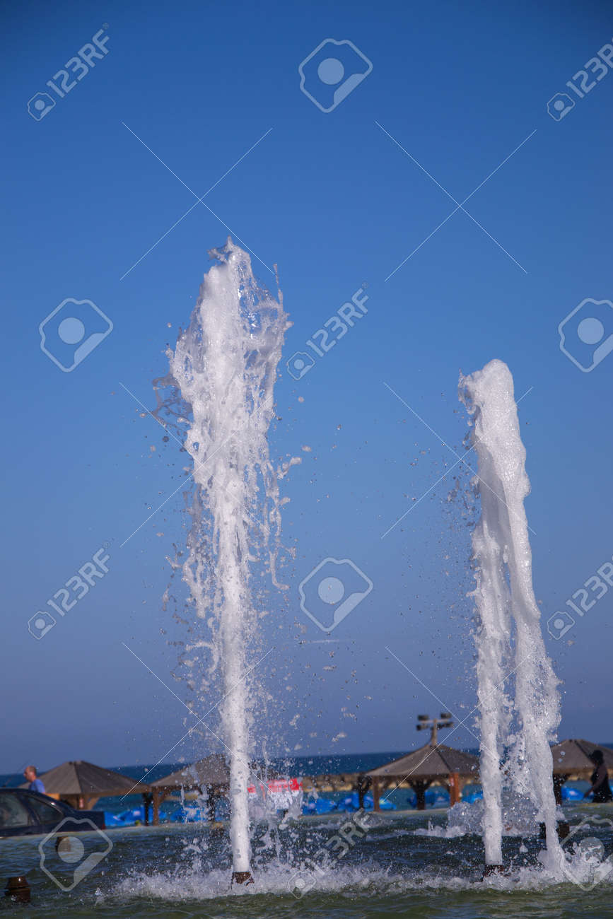 晴れの日の噴水水の水しぶき の写真素材 画像素材 Image