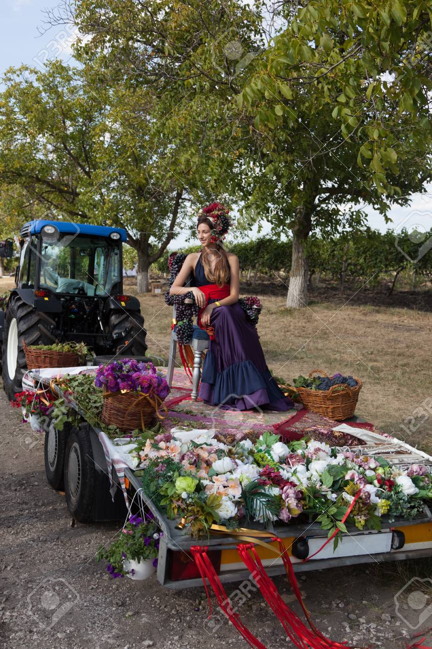キシナウ モルドバ 9 月 7 17 民族衣装で参加者をパレード 彼女の頭の上にフラワーリースを持つ美しい女性 必要がありますフェスト17ワインフェスティバル ワインの生産に Cricova 会社 祝日 の写真素材 画像素材 Image