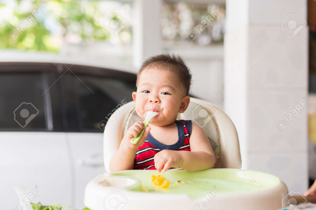 when can baby use spoon