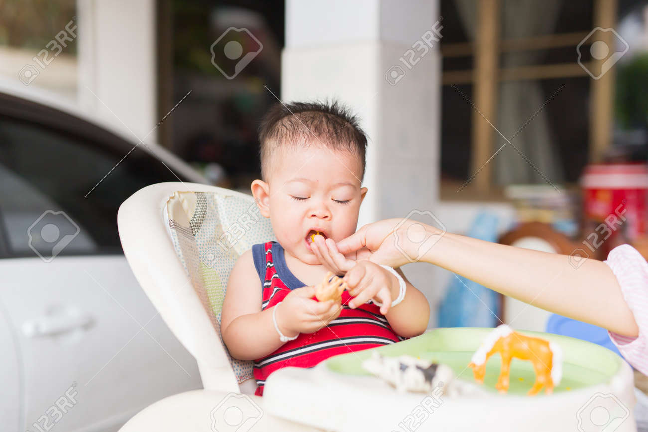 when can baby use spoon
