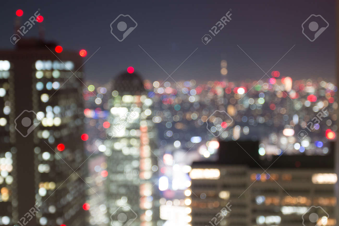 都庁観測からガラスを通してカラフルなぼかしボケ 夜 新宿 東京タワーの表示します の写真素材 画像素材 Image