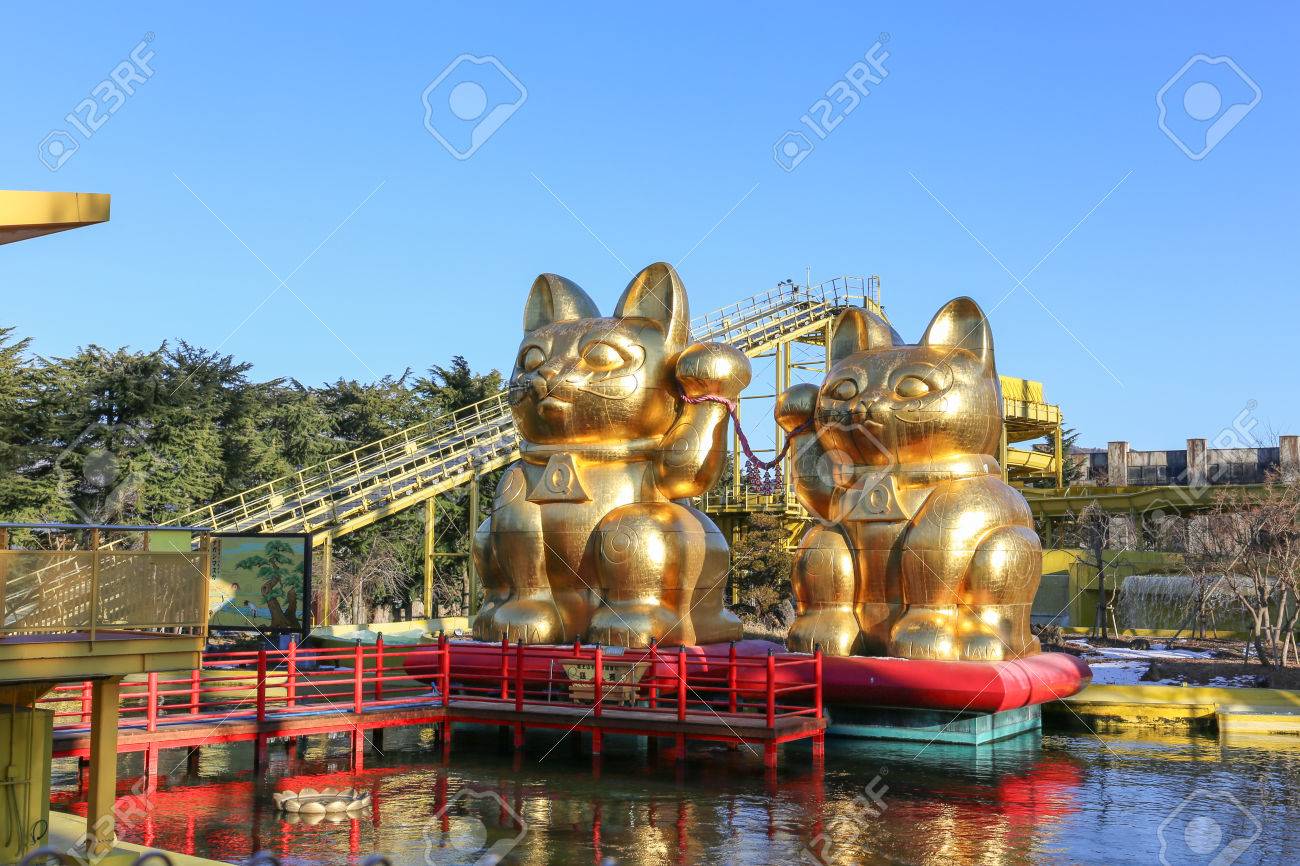 山梨 日本 2 月 15 日 ゴールデン猫像名前 招き猫 Nagashimasuka 富士急ハイランド遊園地で再生機の近く 17 年 2 月 15 日にある東京 日本 の写真素材 画像素材 Image