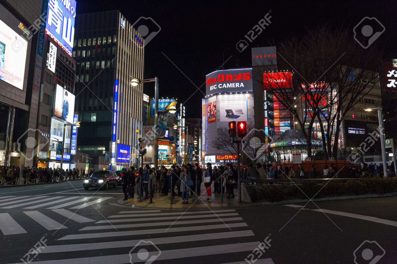 東京 日本 2 月 17 日 あるデパートのカラフルな光夜 Shinkjuku 17 年 2 月 17 日 東京都内 の写真素材 画像素材 Image