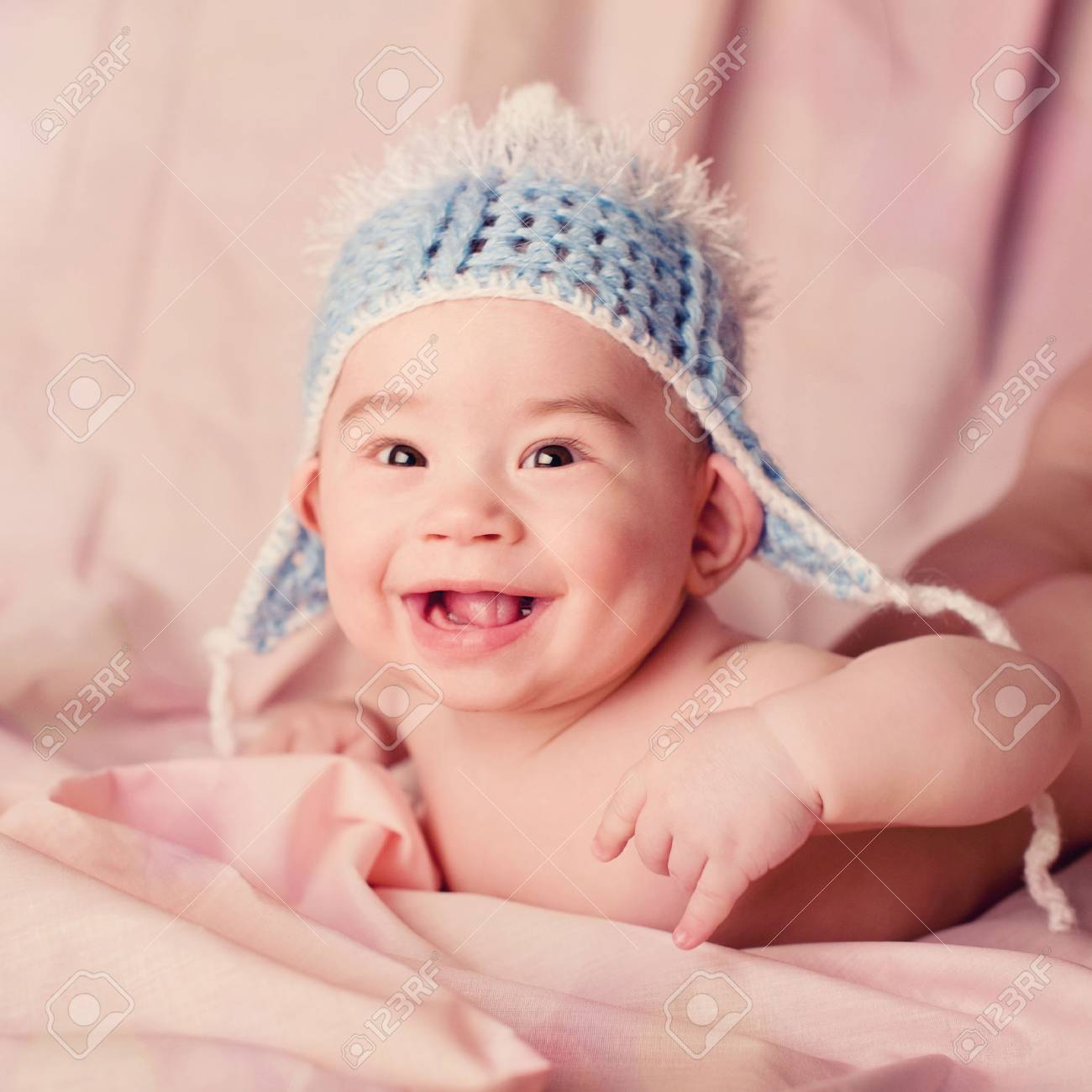 美しい表情豊かな愛らしい耳の大きな赤ちゃん笑って 笑って 舌を表示 の写真素材 画像素材 Image