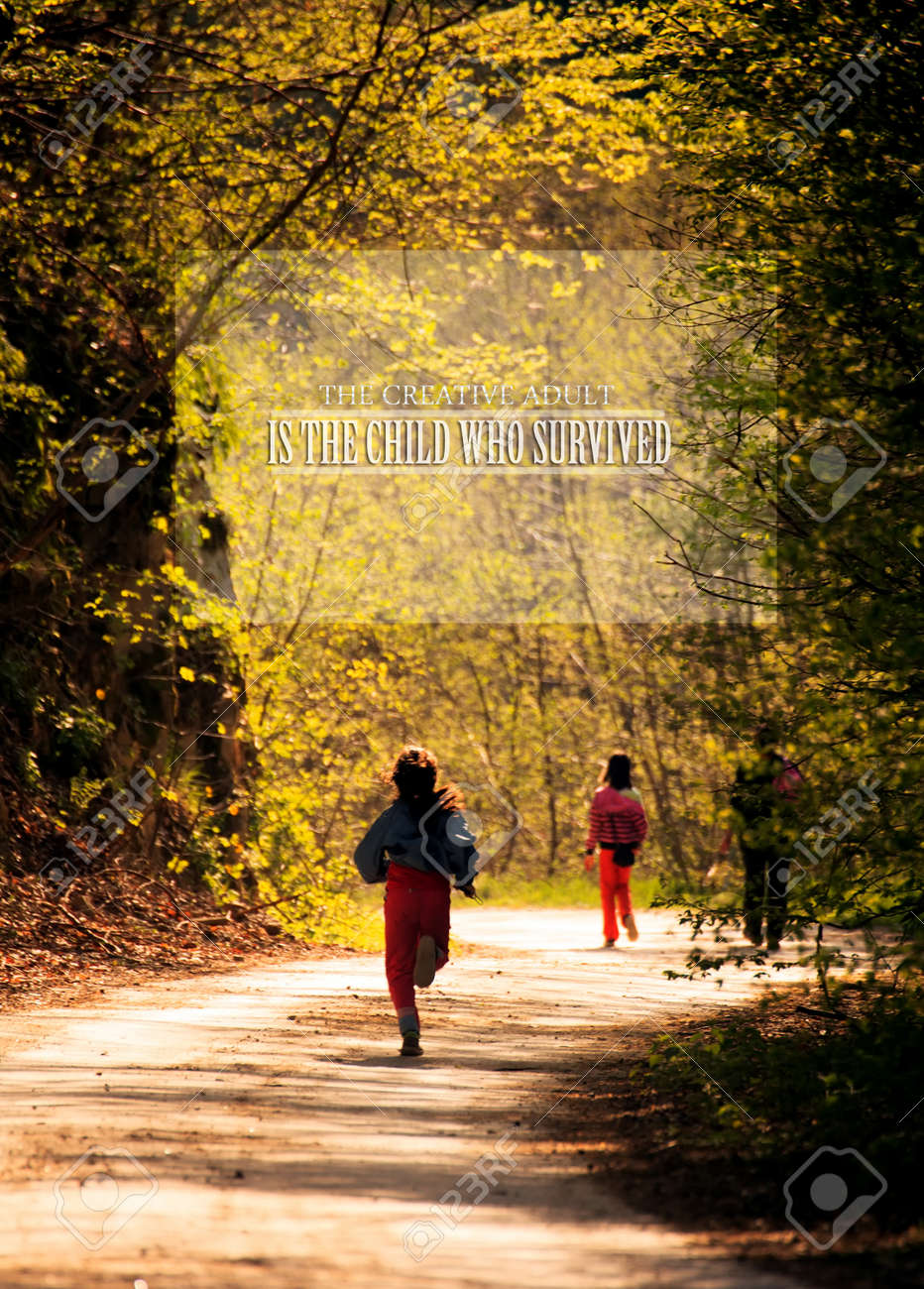 Unqnown Fond De Citation Inspiree Avec Des Enfants Qui Courent Dans La Foret Banque D Images Et Photos Libres De Droits Image