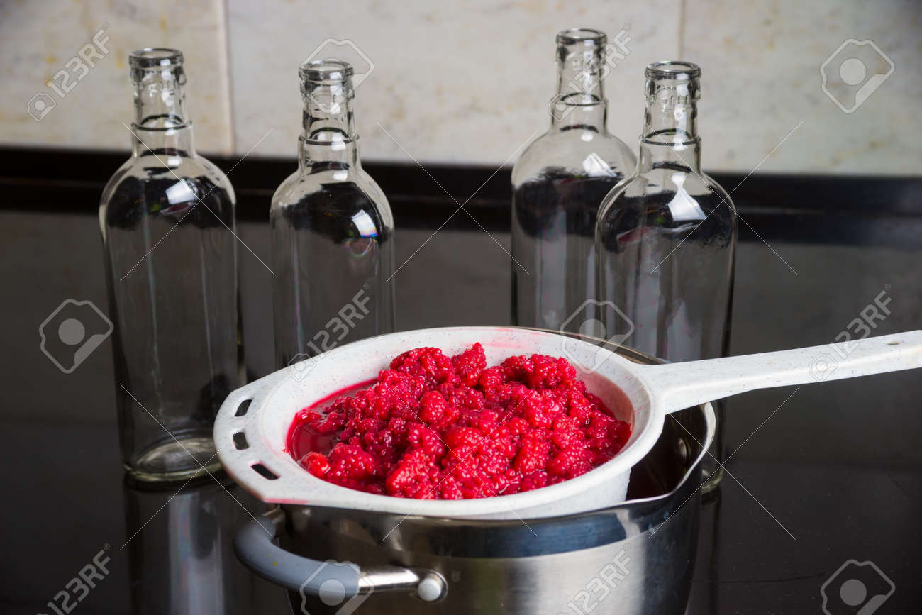 homemade raspberry liqueur ready to fill in bottles ロイヤリティー