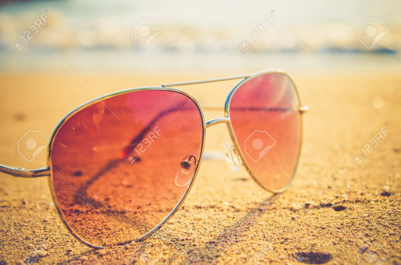 黒いサングラスと海の背景 の写真素材 画像素材 Image