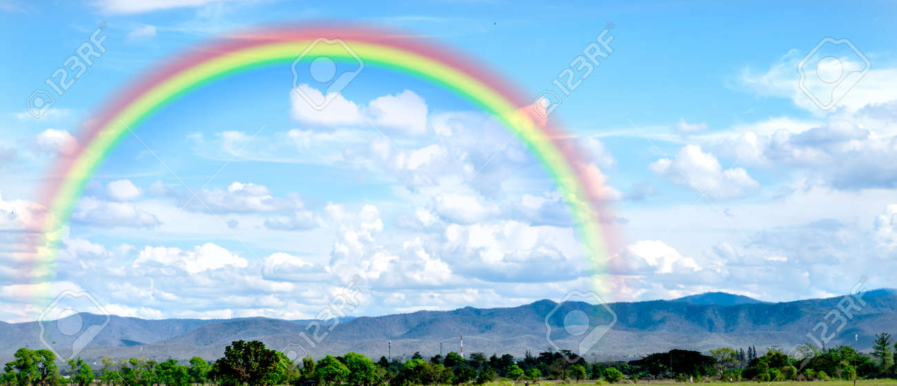 Imagem Surpreendente Da Paisagem Verde Da Montanha Com Ceu Azul E As Nuvens Brancas Grande Paisagem Da Natureza Da Cordilheira Verde Sob A Luz Do Sol No Meio Do Dia De Verao