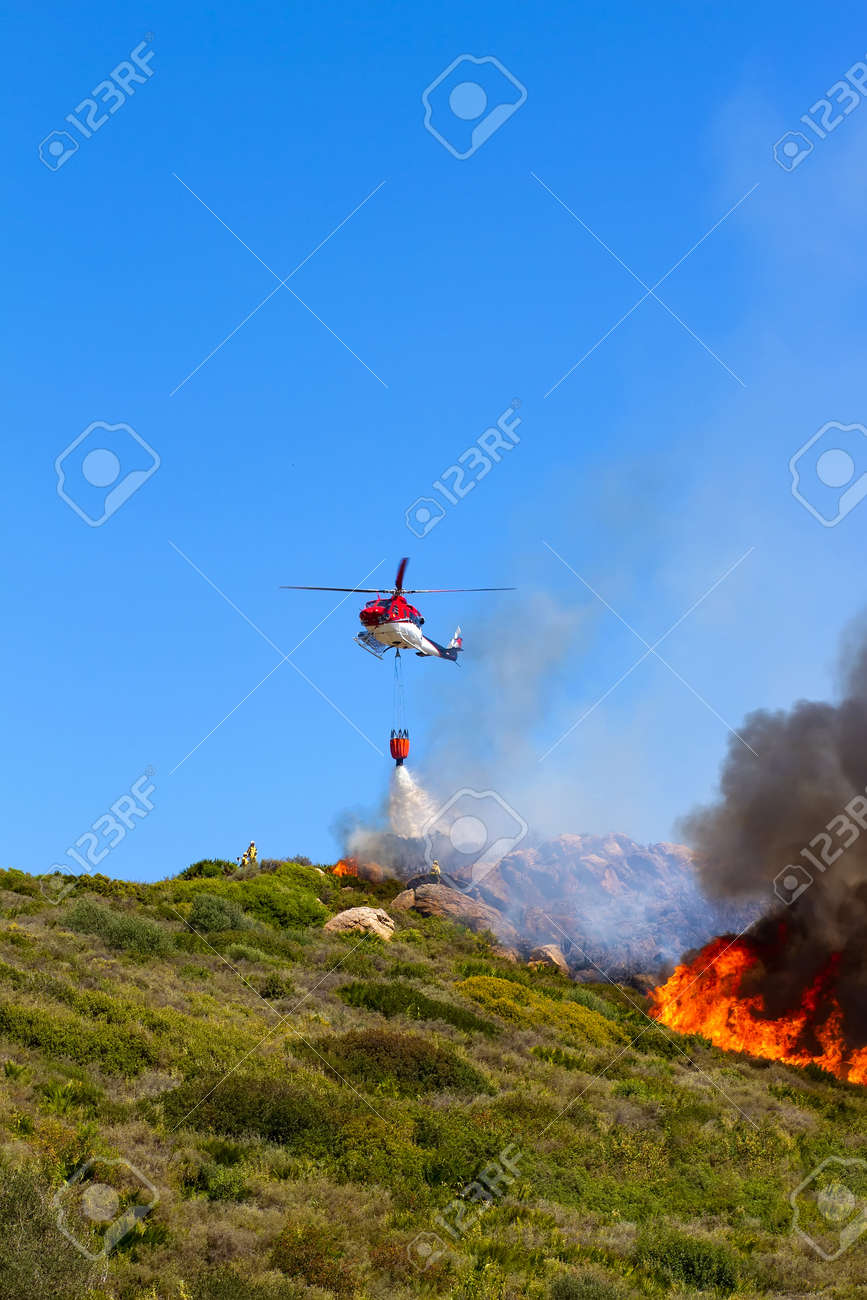 緊急時のヘリコプター消火荒れ狂う山火事の炎 の写真素材 画像素材 Image