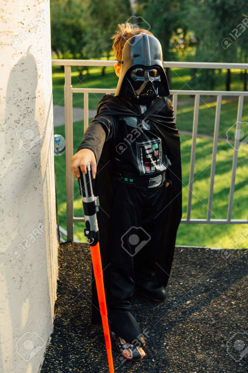 公園で映画スター ウォーズから剣でダース ベイダーのコスチュームでノヴォクズネツク ケメロヴォ地域 ロシア連邦 15 年 8 月 19 日 少年 の写真素材 画像素材 Image