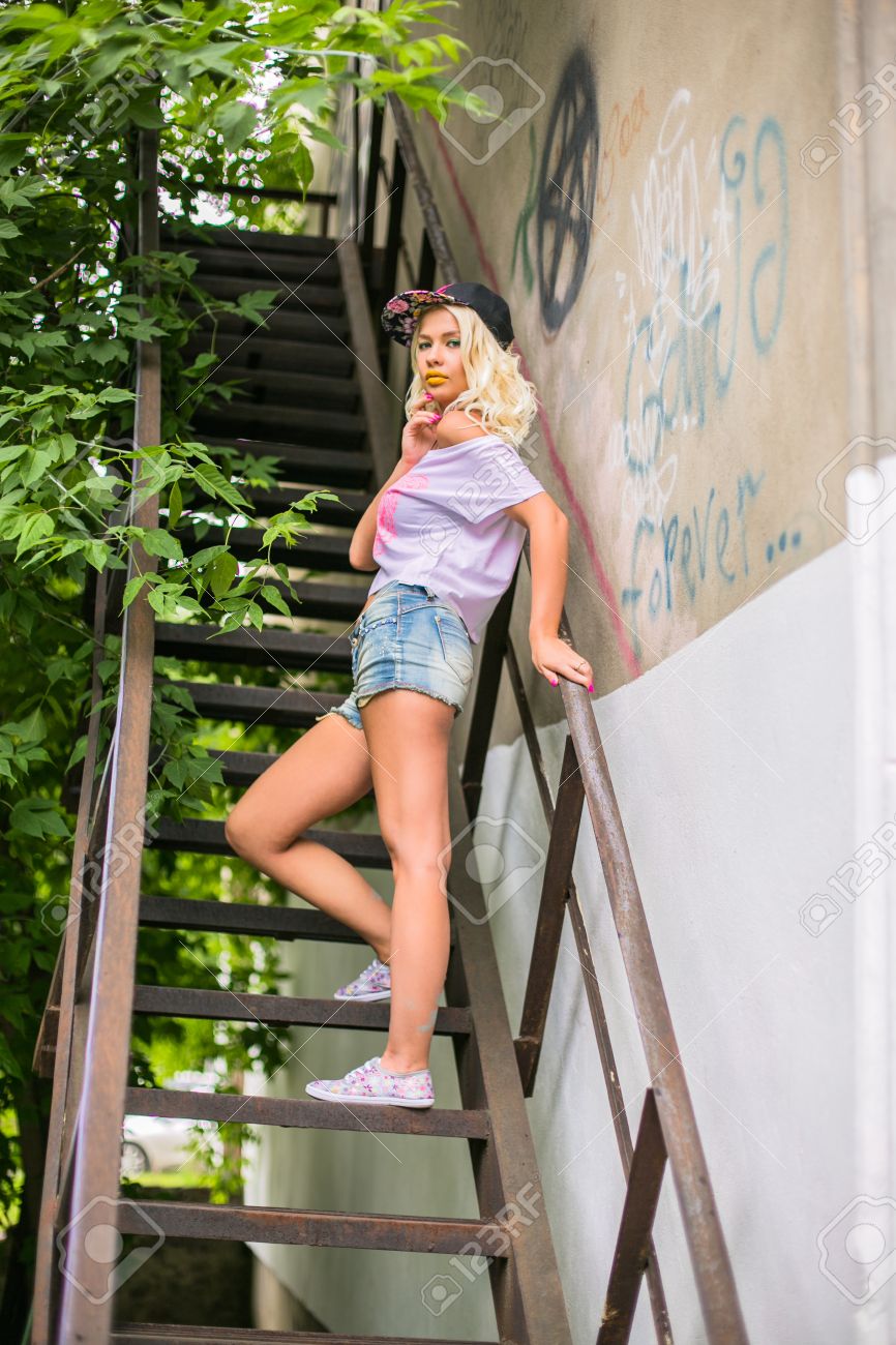Swarovski Fräulein blonde Mädchen in Beute Shorts