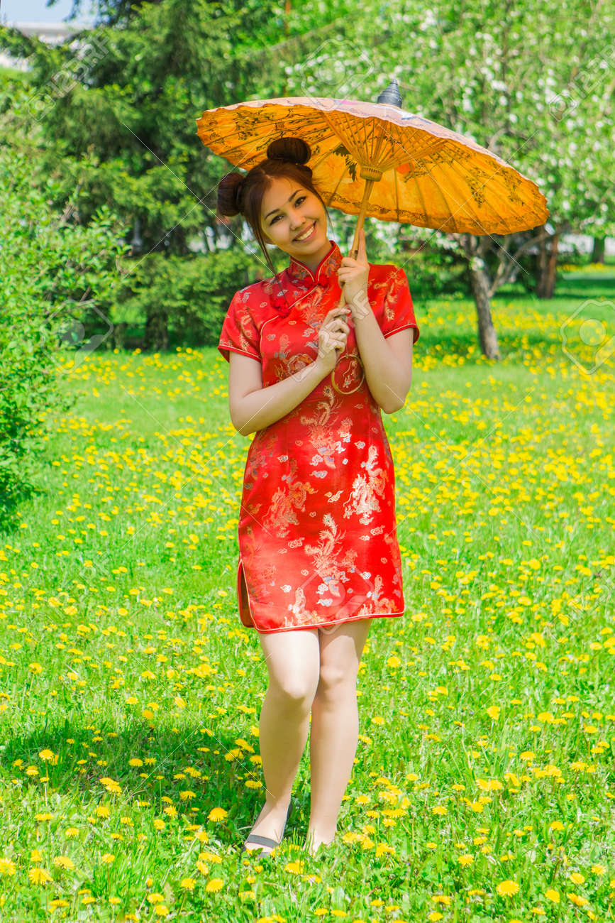 Bella Asiática Niña De Vestido Rojo Tradicional China Con El Paraguas De Bambú En El Parque. Fotos, Retratos, Imágenes Y Fotografía De Archivo Libres De Image