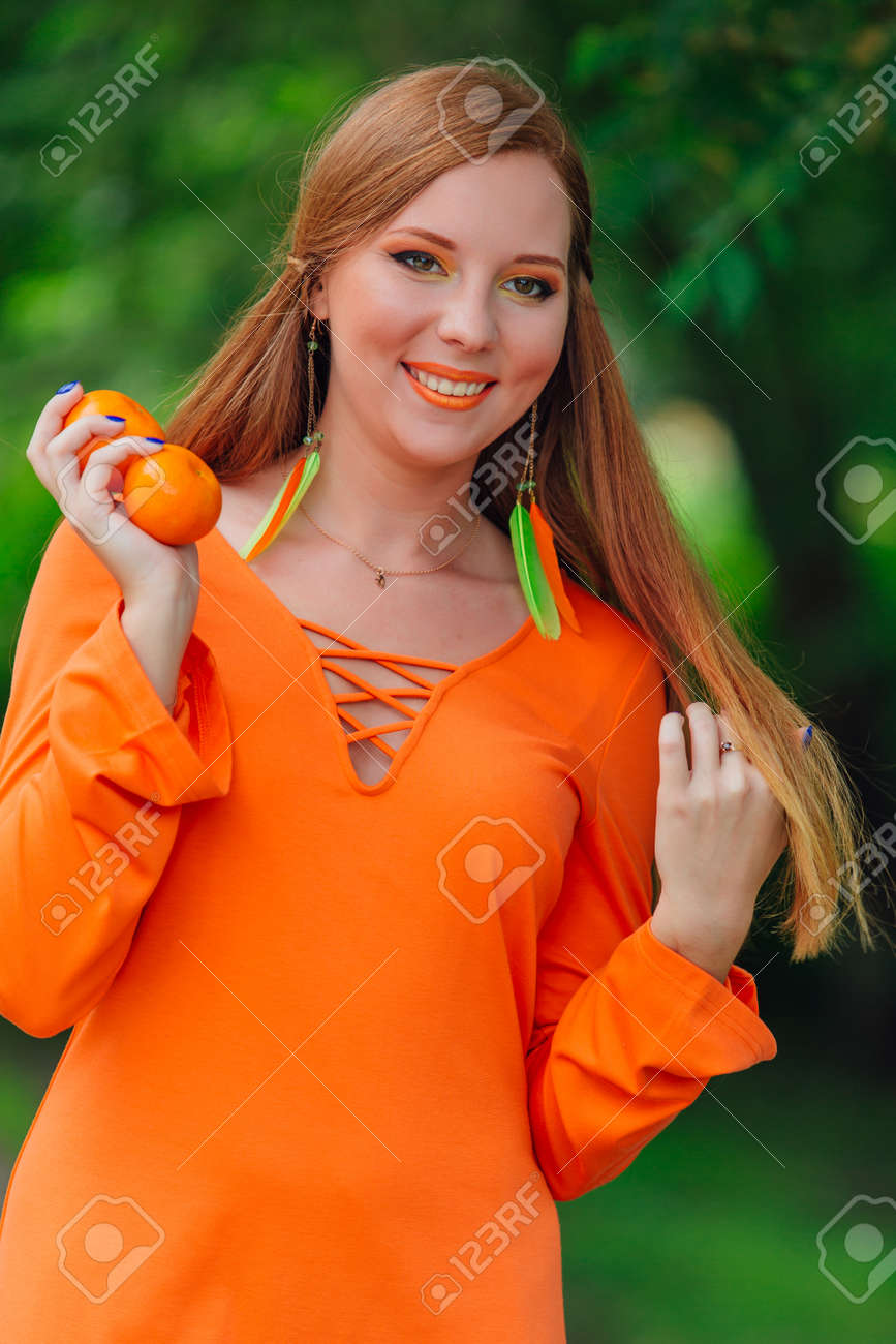 夏は緑の公園でジューシーなおいしいみかんを保持しているかわいい赤髪女性の肖像画 の写真素材 画像素材 Image 夏は緑の公園でジューシーなおいしいみかんを保持しているかわいい赤髪女性の肖像画 の写真素材 画像素材 Image
