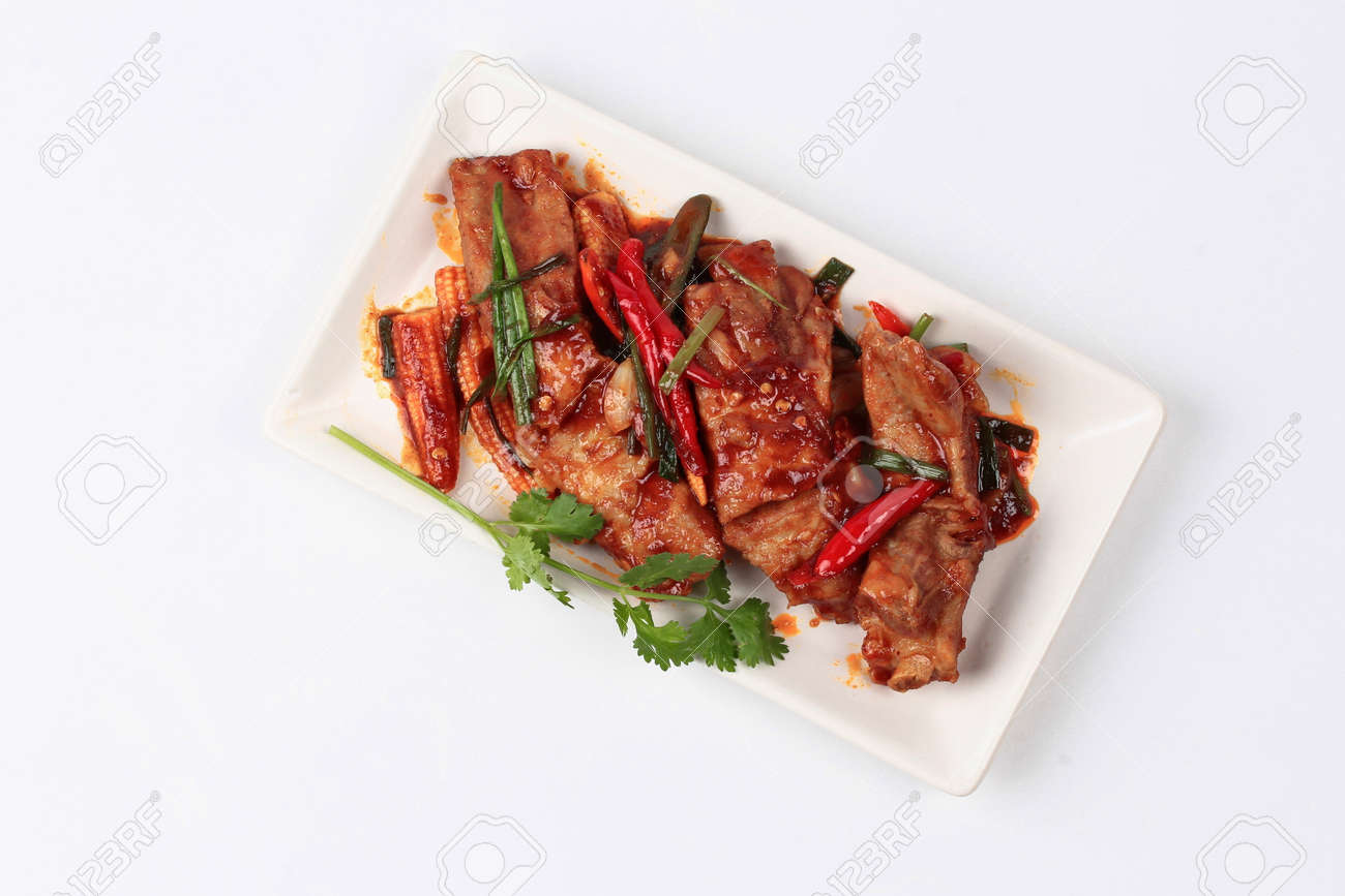 튀긴 돼지 갈비 구이 칠리 카레. 로열티 무료 사진, 그림, 이미지 그리고 스톡포토그래피. Image 66439677