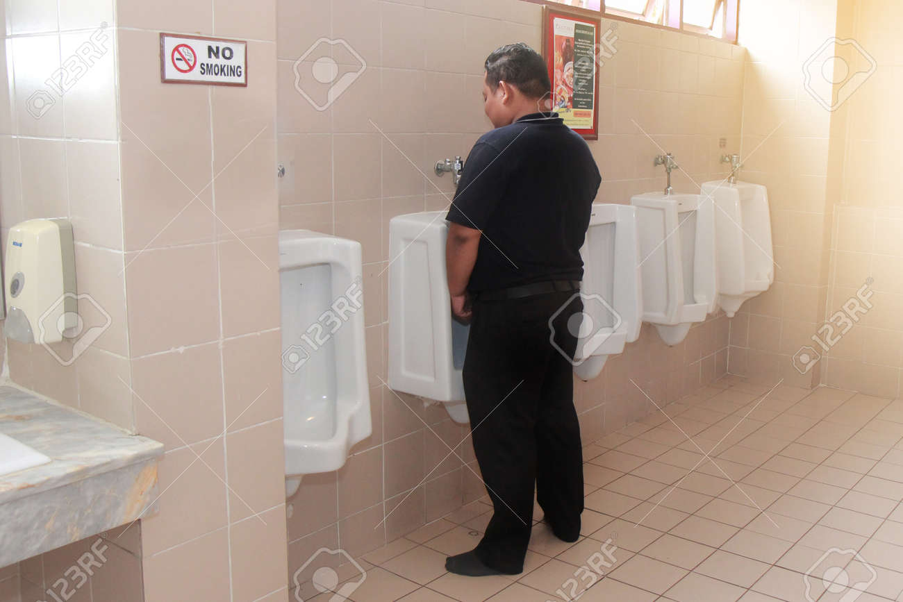 guys pissing girls public