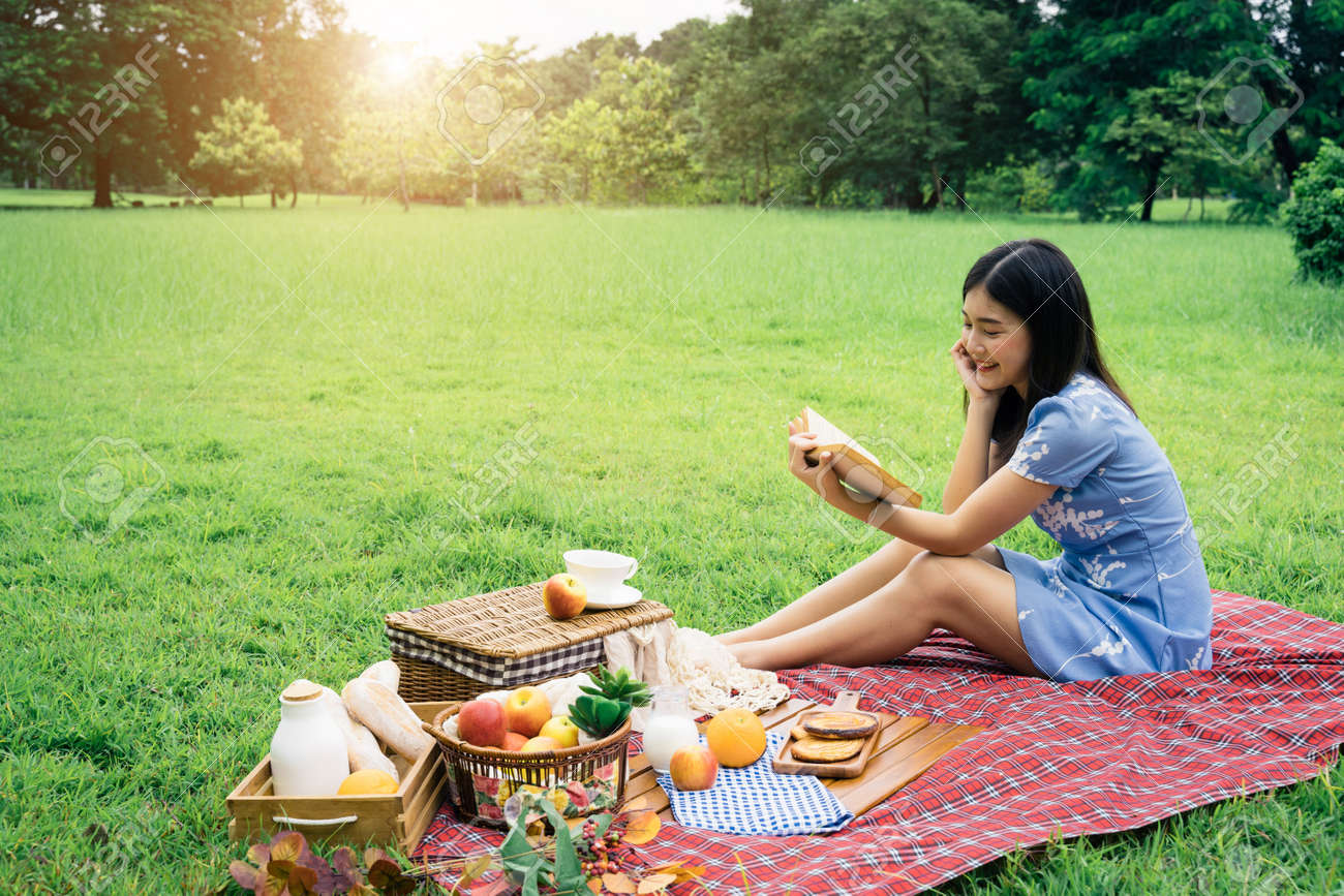 Пикник с семьей на природе. Отдых на природе. Картинка have a picnic. Семейный пикник. Семья гуляет в парке.