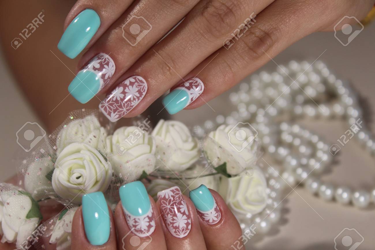 青で夏ネイル デザイン ホワイト の写真素材 画像素材 Image