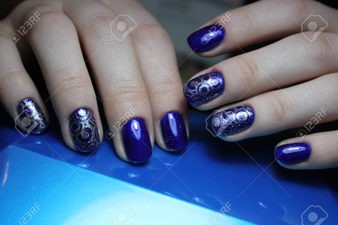 銀の模様とブルーのマニキュア の写真素材 画像素材 Image