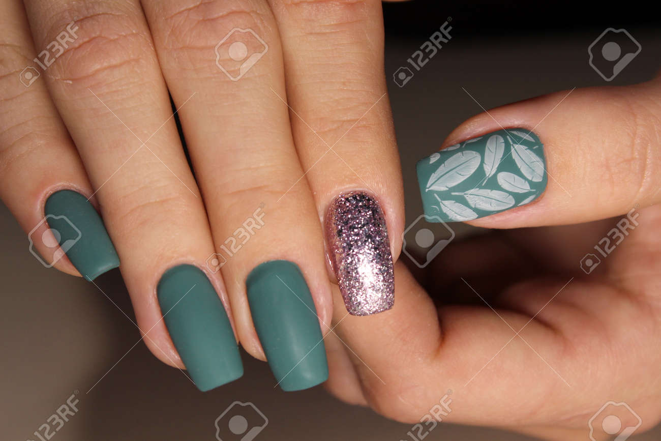 デザインのマニキュアが緑と銀 の写真素材 画像素材 Image