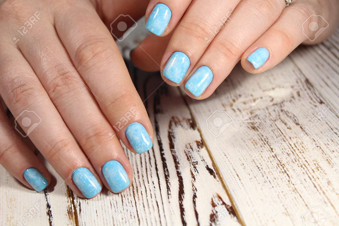 Gros Plan De Mains De Femme Avec Un Design à Ongles. Le Vernis à Ongles Craquelé à La Mode. Tendance Manucure Et Tatouage Des Ongles.