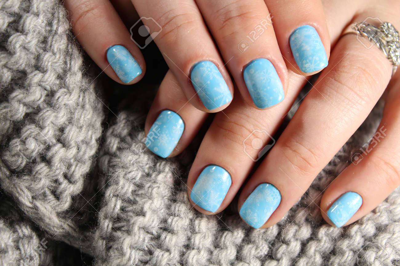 ネイルデザインの女性手のクローズアップ トレンディなクラックルマニキュア マニキュアとネイルタトゥーのトレンド 黒い背景に女性の手のクローズアップ ファッションスタイリッシュなファッションカラフルな爪 の写真素材 画像素材 Image ネイルデザインの女性手のクローズアップ トレンディなクラックルマニキュア マニキュアとネイルタトゥーのトレンド 黒い背景に女性の手のクローズアップ ファッションスタイリッシュなファッションカラフルな爪 の写真素材 画像素材 Image