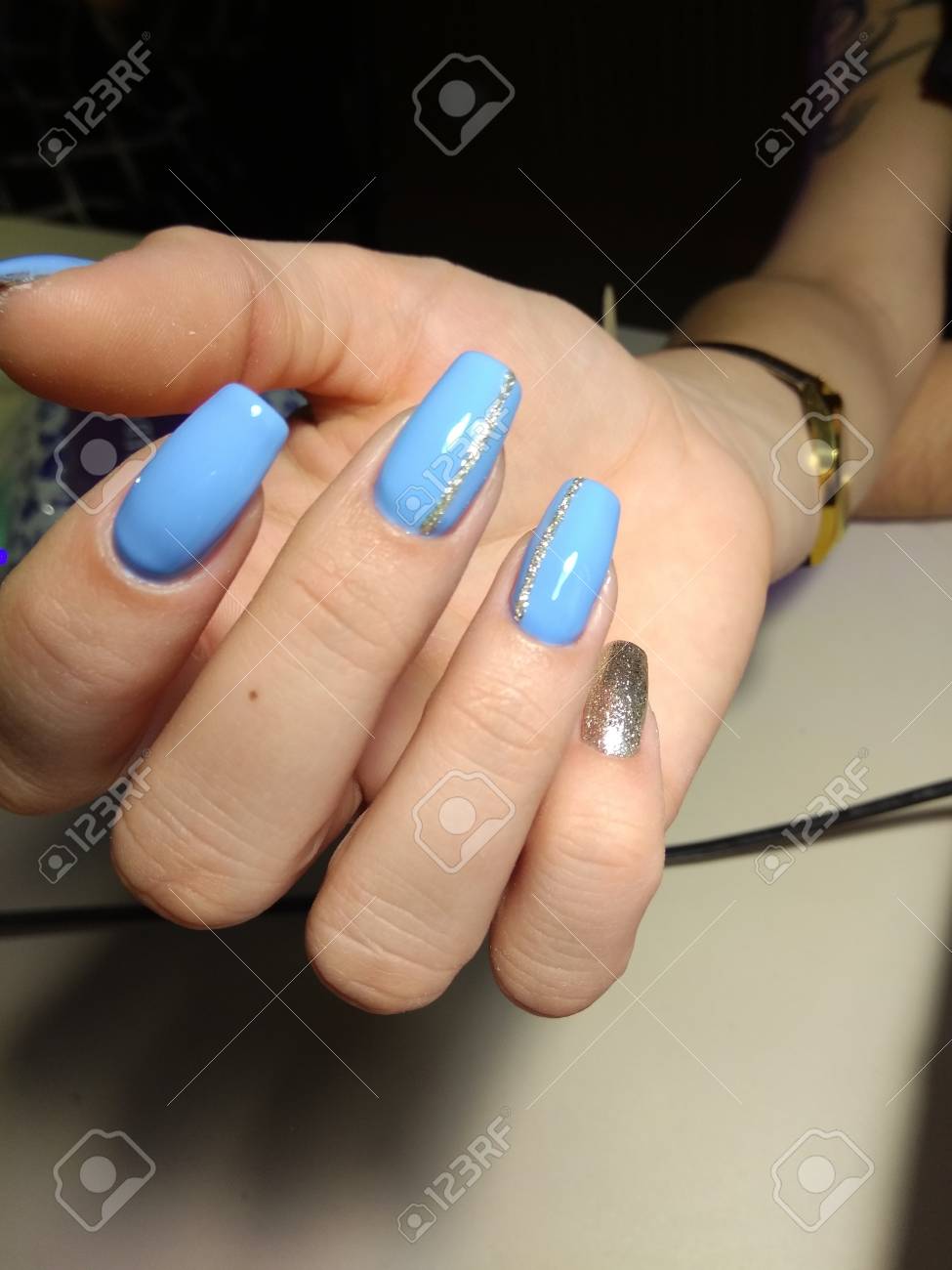 クリスマスネイルアートマニキュア 冬の休日スタイル明るい の写真素材 画像素材 Image