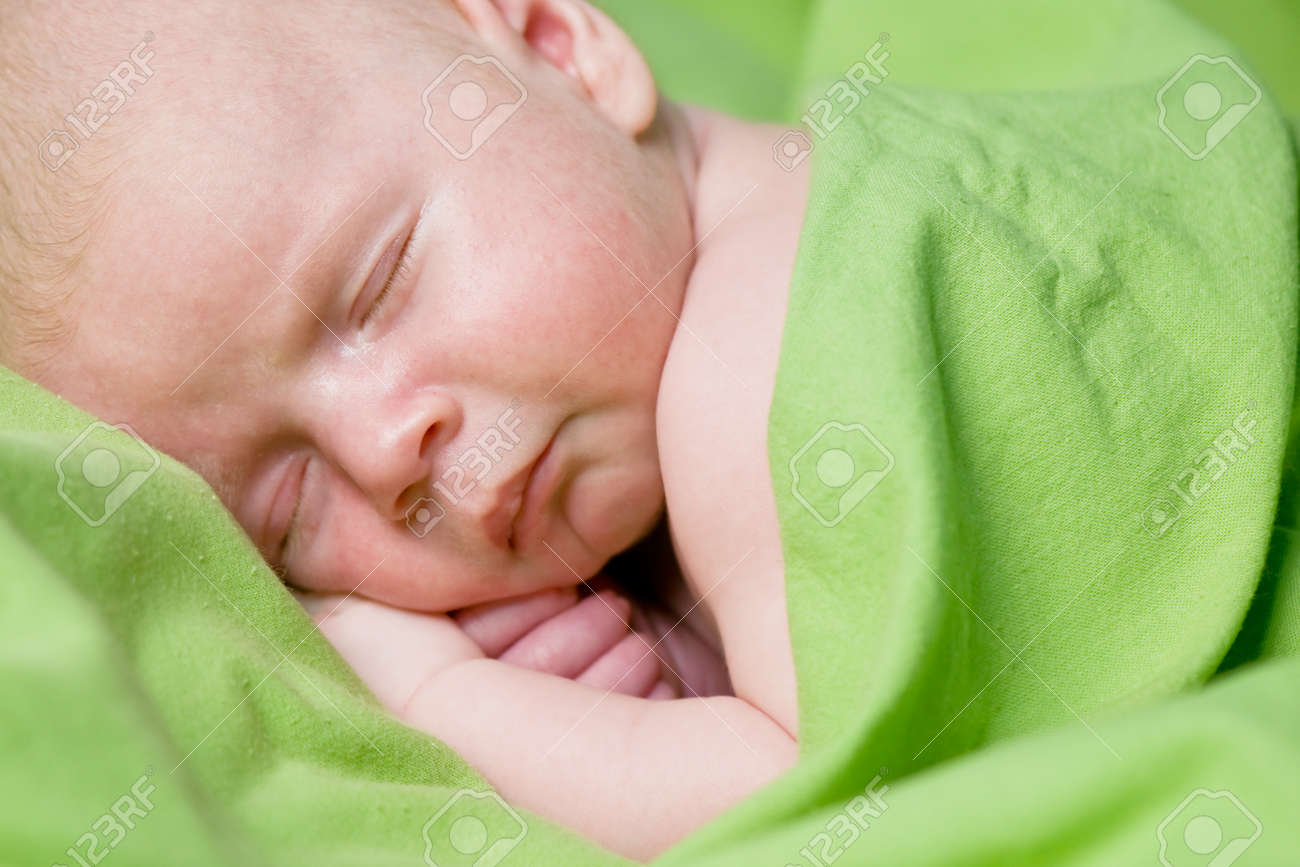 Dormir Garcon Nouveau Ne Sous Le Drap Vert Banque D Images Et Photos Libres De Droits Image Dormir Garcon Nouveau Ne Sous Le Drap Vert Banque D Images Et Photos Libres De Droits Image