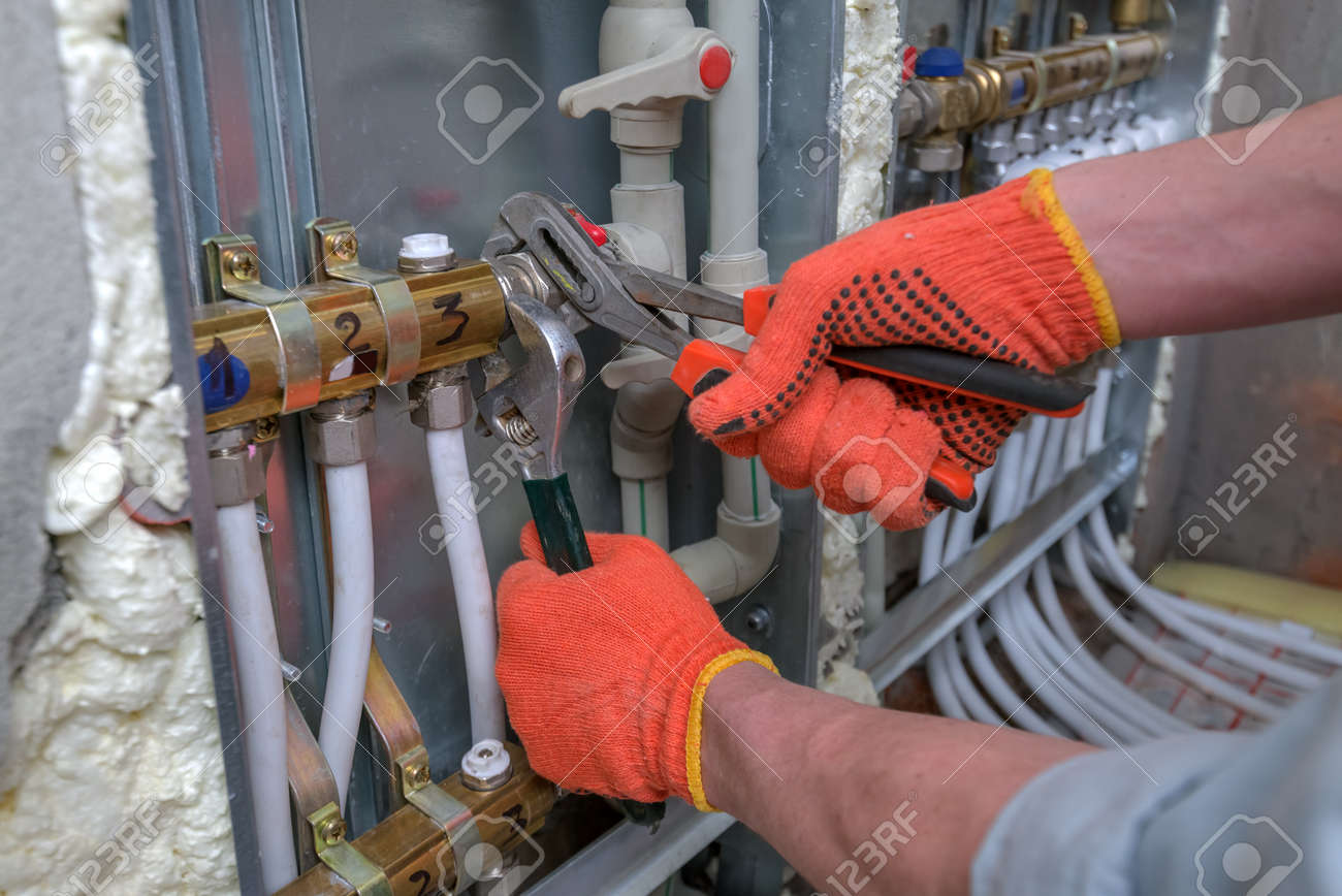 pipefitter installing system of heating - 43586333 pipefitter installing system of heating - 43586333