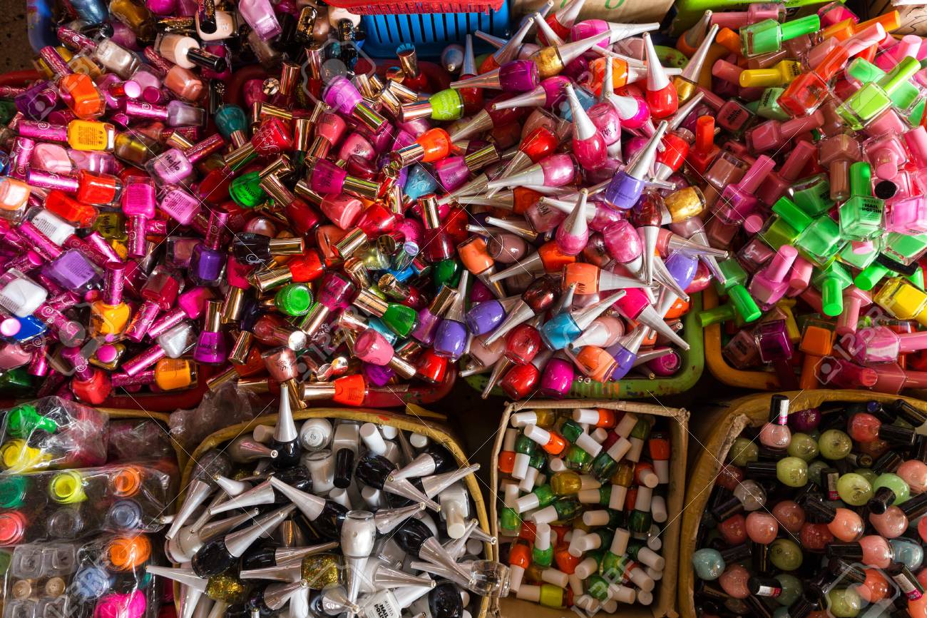 ホー チ ミン ベトナム 15 年 2 月 26 日 大きくてカラフルな束町ビンテイ ホーチミン市 サイゴン ベトナムの市場で 安い化粧品のマニキュアの の写真素材 画像素材 Image