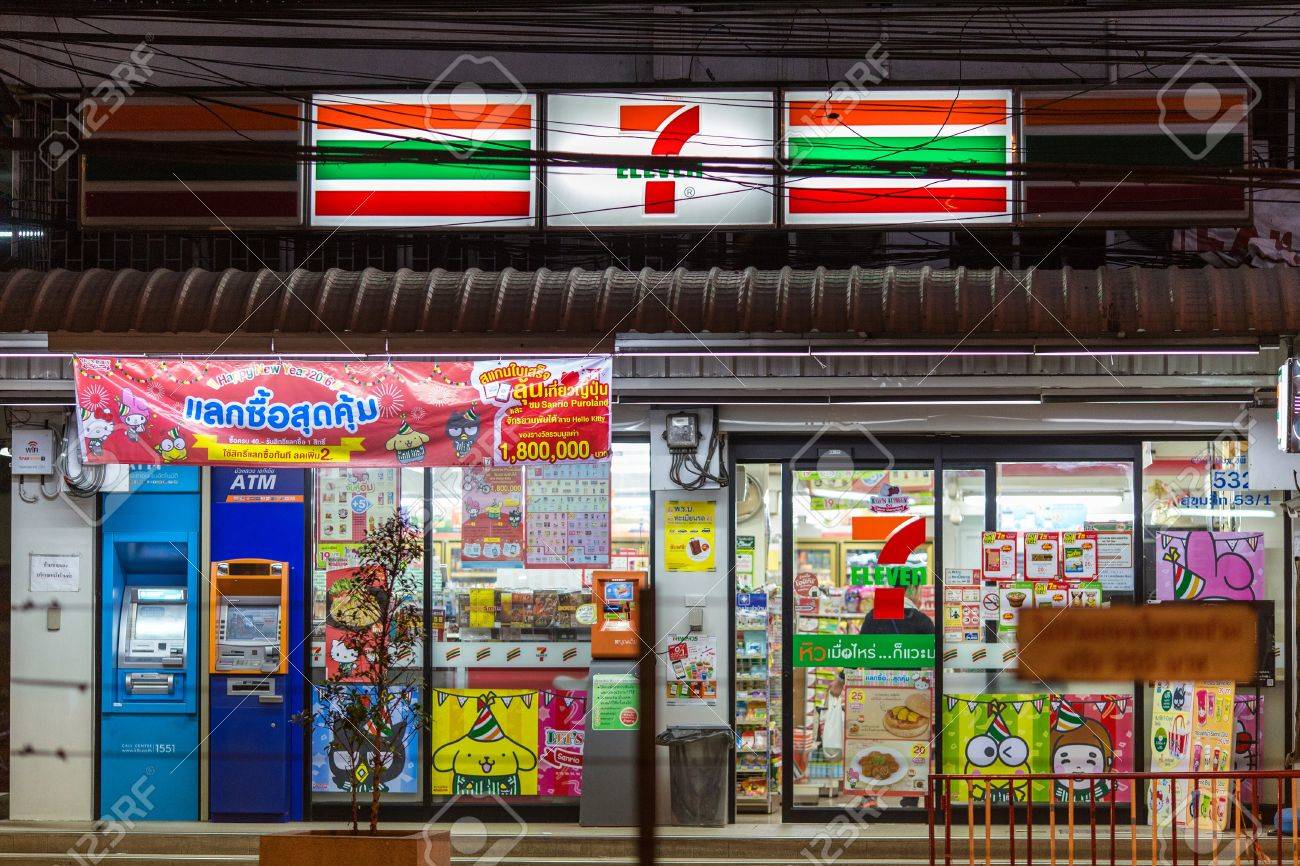 バンコク タイ 16 年 1 月 15 日 照らされたセブン イレブン コンビニ Atm トンロア地区バンコク タイのスクンビット通り沿いに の写真素材 画像素材 Image