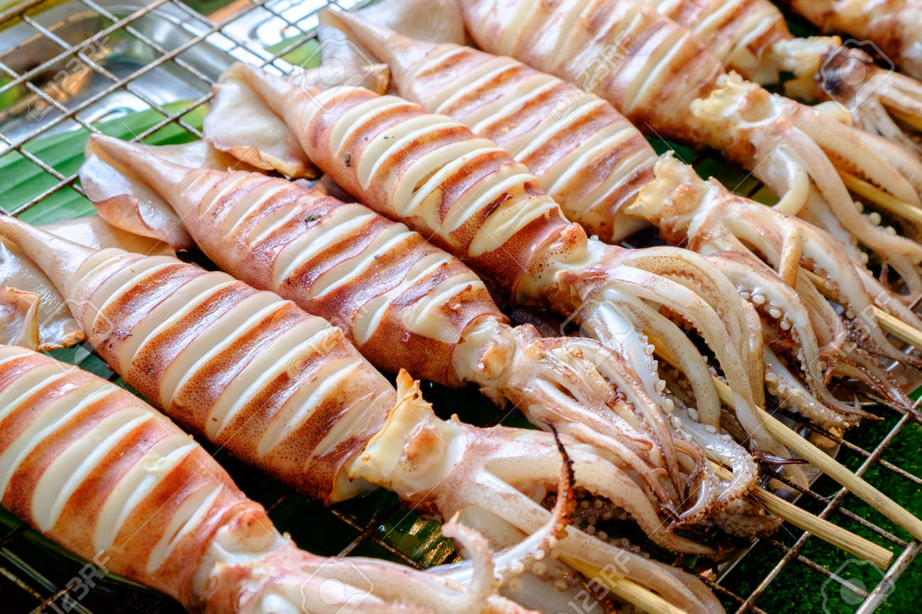 Frischer Tintenfischspiess Gegrillt Der Auf Dem Grill Zum Verkauf Stand Lizenzfreie Fotos Bilder Und Stock Fotografie Image 87299716