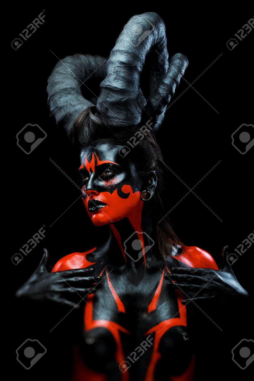 美しく 恐ろしい悪魔の女性の肖像画 の写真素材 画像素材 Image