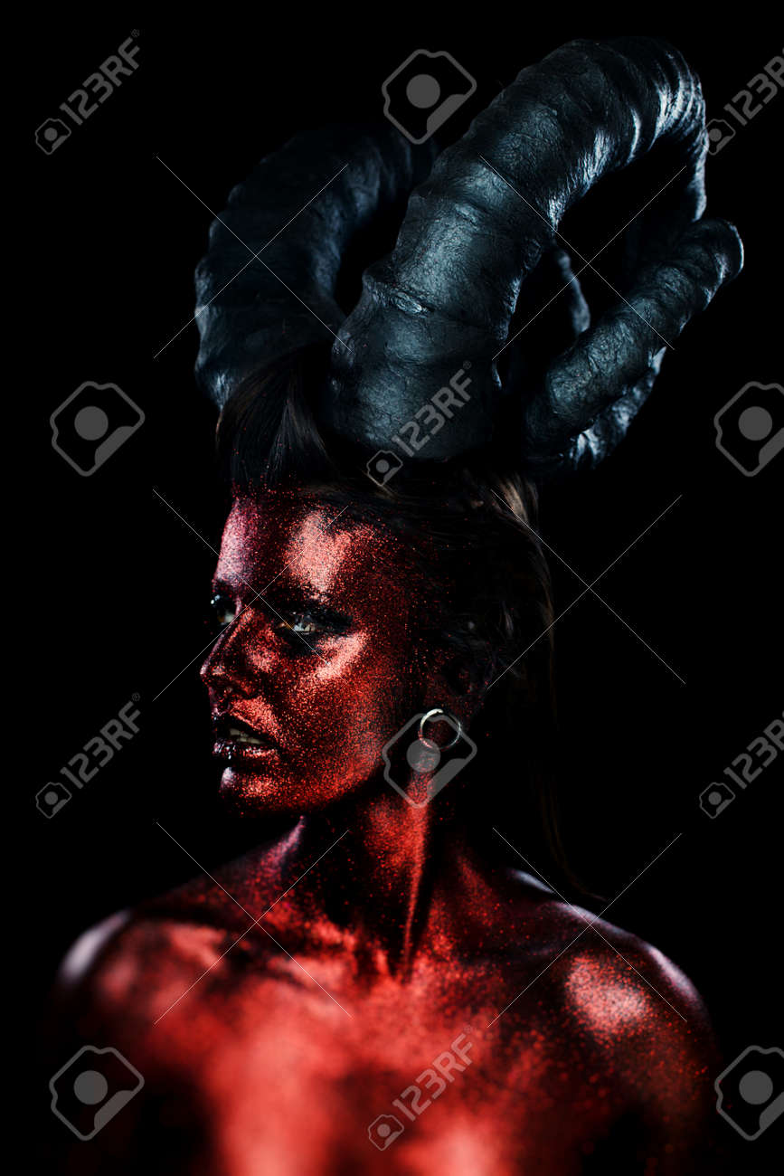 美しく 恐ろしい悪魔の女性の肖像画 の写真素材 画像素材 Image 美しく 恐ろしい悪魔の女性の肖像画 の写真素材 画像素材 Image