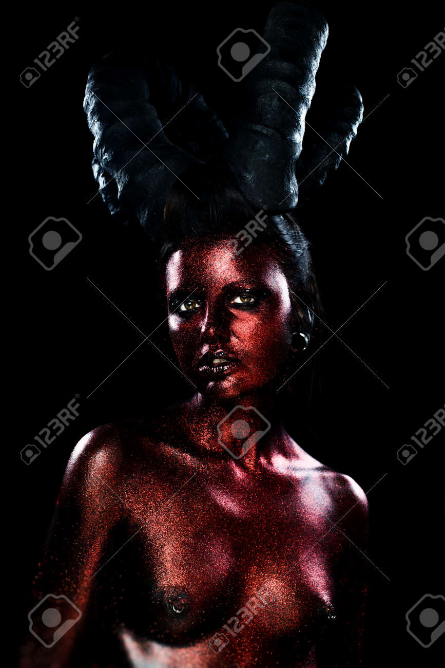 美しく 恐ろしい悪魔の女性の肖像画 の写真素材 画像素材 Image