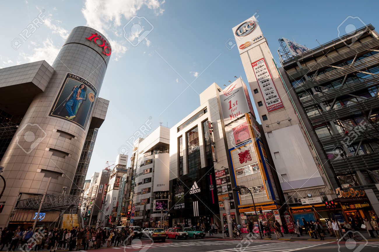 12 年 4 月 4 日 東京都 渋谷 109 を有する建物の渋谷 会議やショッピングに最も人気のある場所で通りを横断する待っている群衆 の写真素材 画像素材 Image