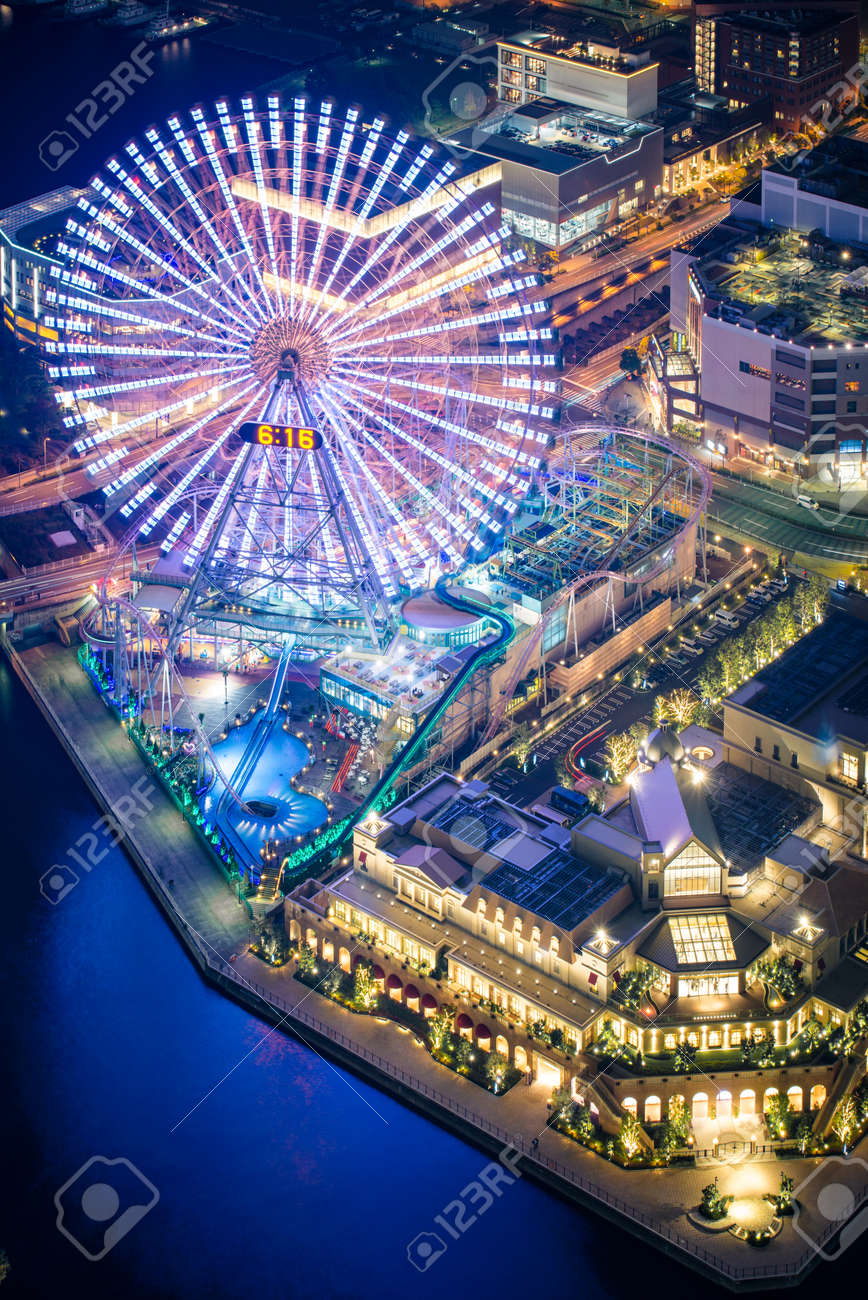 夜、横浜コスモワールド遊園コスモ時計 21 観覧車の眺め。の写真素材
