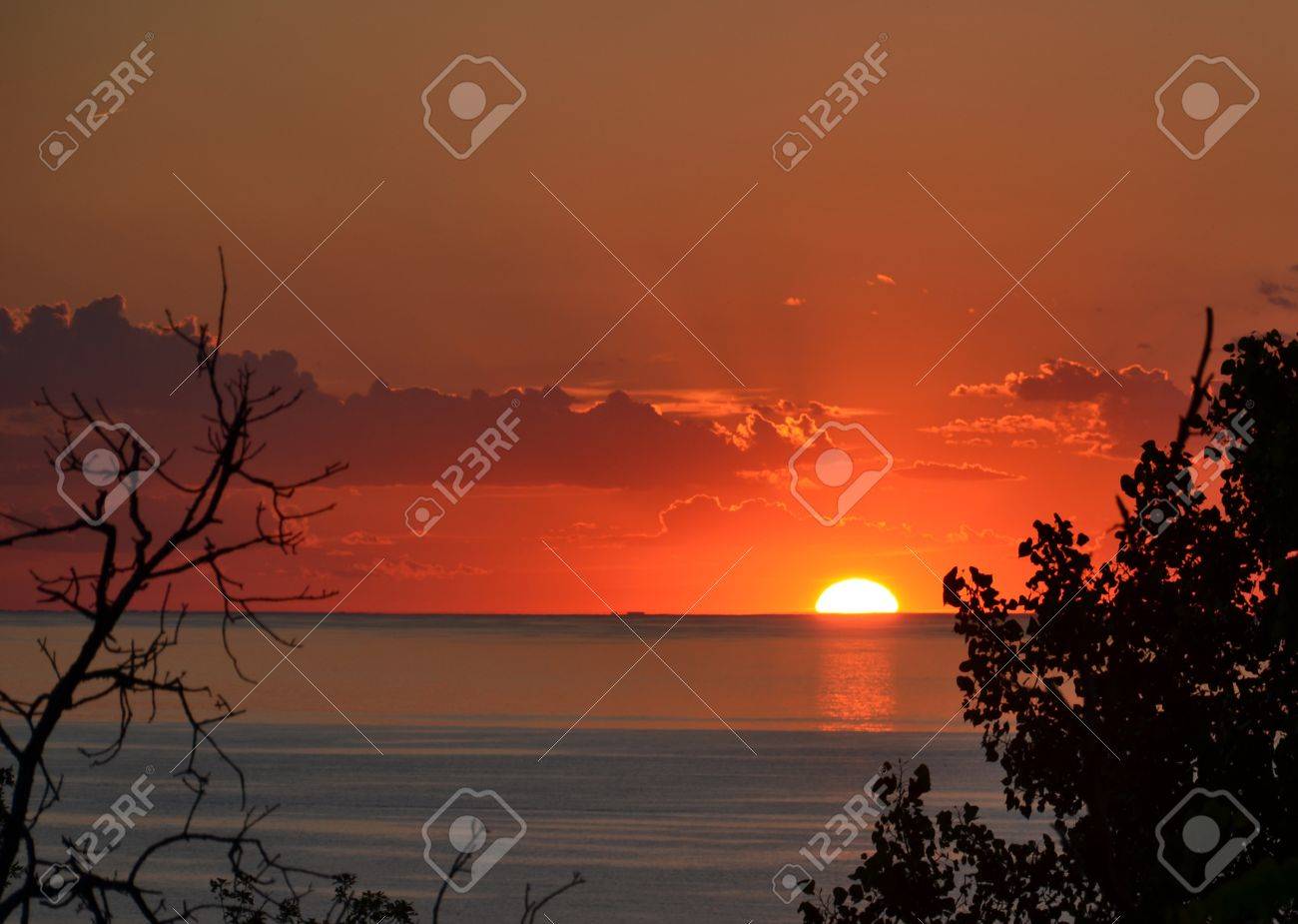 インディアナ デューンズ国定湖岸岳はげ頭砂丘からミシガン湖に沈む夕日 の写真素材 画像素材 Image