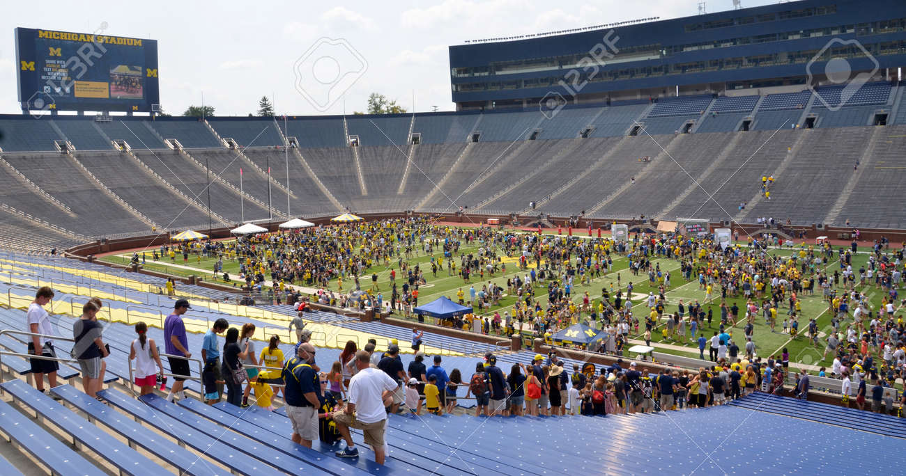 アナーバー Mi 8 月 10 日 ミシガン州立大学フットボールのファン アナーバー Mi で 14 年 8 月 10 日にミシガン州のフットボールの青年の日で フィールドを入力するを待ちます の写真素材 画像素材 Image