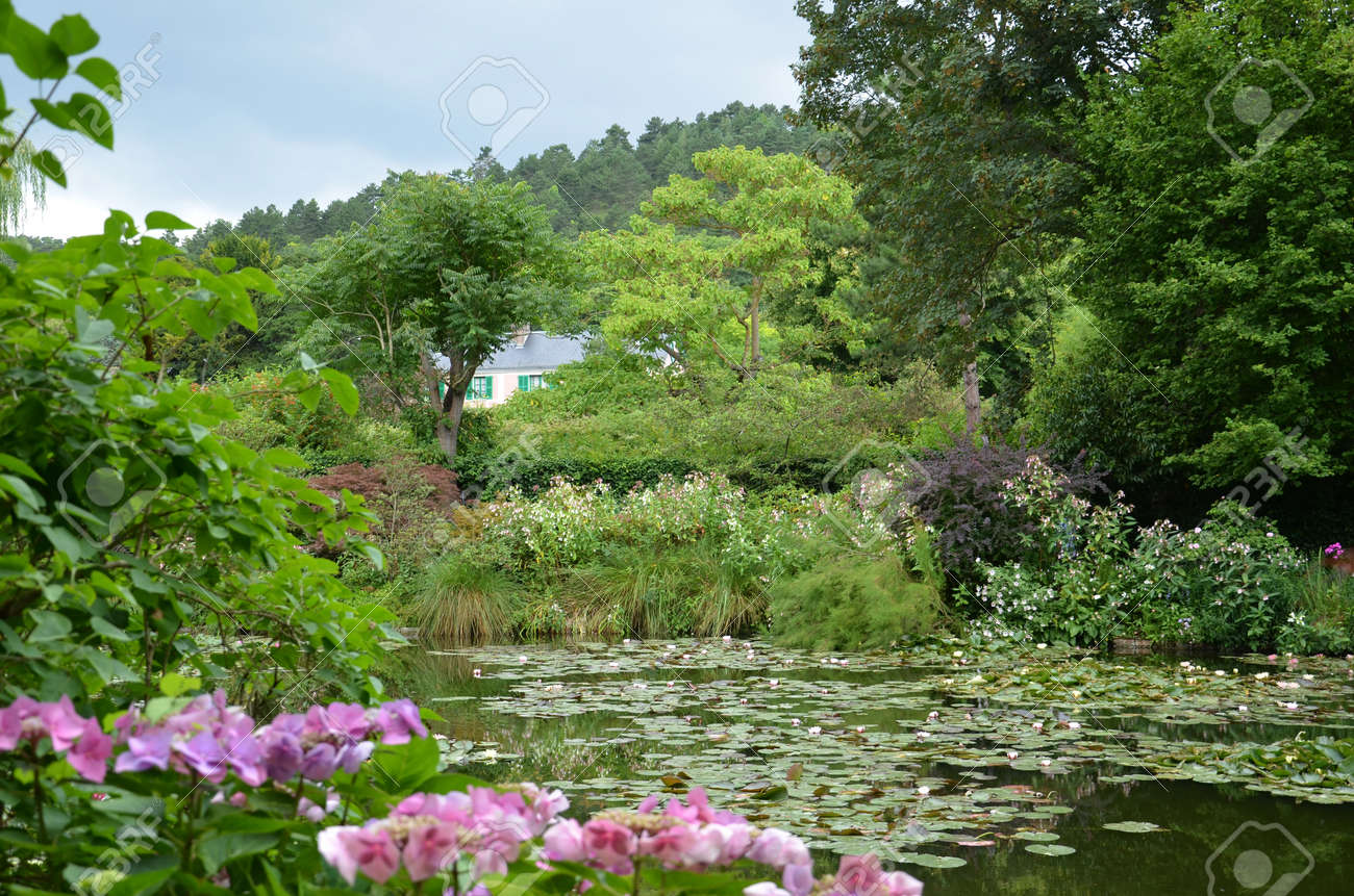 Giverny Frankreich 5 August Das Haus Des Kunstlers Claude Monet Kann Uber Den Teich In Seinem Garten In Giverny Frankreich Am 5 August 2016 Gesehen Werden Lizenzfreie Fotos Bilder Und Stock Fotografie Image 80969570