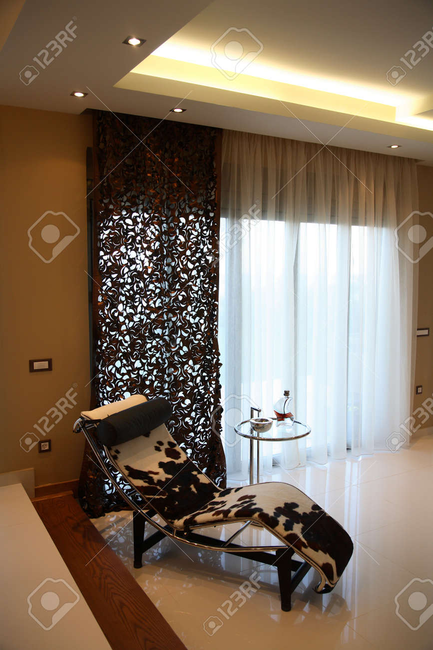 Canapé Design Moderne Et Le Rideau D\'un Appartement De Luxe Banque D ... Canapé Design Moderne Et Le Rideau D\'un Appartement De Luxe Banque D ...