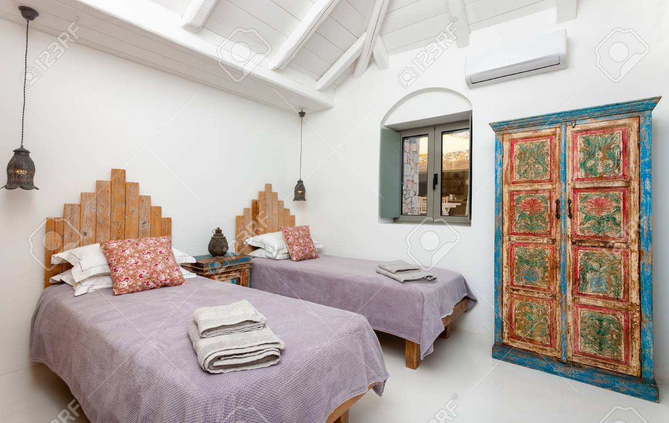 ギリシャの夏のリゾート地の美しい装飾と寝室のインテリア の写真素材 画像素材 Image