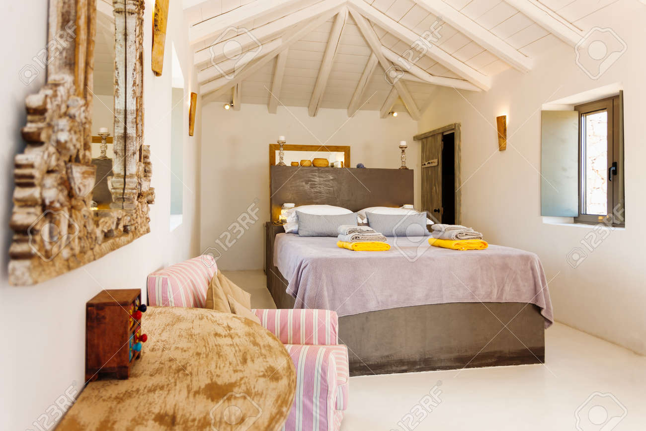 ギリシャの夏のリゾート地の美しい装飾と寝室のインテリア の写真素材 画像素材 Image